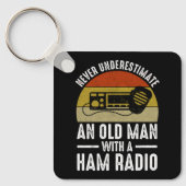 Onderschat nooit een oud Man met een uurradio Sleutelhanger (Voorkant)