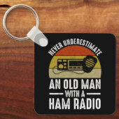 Onderschat nooit een oud Man met een uurradio Sleutelhanger (Voorkant)