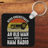 Onderschat nooit een oud Man met een uurradio Sleutelhanger (Achterkant)