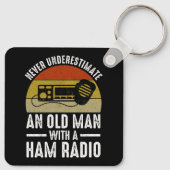 Onderschat nooit een oud Man met een uurradio Sleutelhanger (Achterkant)