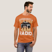 Onderschat nooit een oud Man met een uurradio T-shirt (Voorkant volledig)