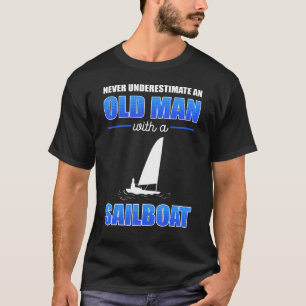 Onderschat nooit een oud Man met een zeilboot Sai T-shirt