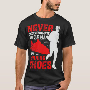 Onderschat nooit een oud Man met lopende schoenen T-shirt