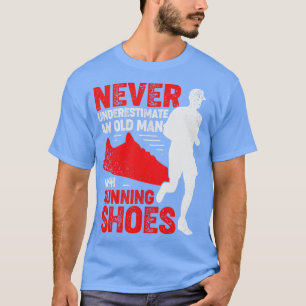 Onderschat nooit een oud Man met lopende schoenen T-shirt