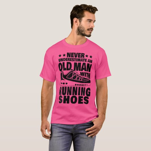 Onderschat nooit een oud Man met lopende schoenen T-shirt (Voorkant volledig)