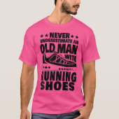 Onderschat nooit een oud Man met lopende schoenen T-shirt (Voorkant)