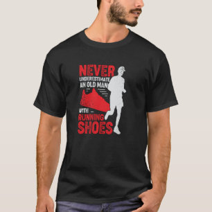 Onderschat nooit een oud Man met lopende schoenen T-shirt