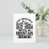 Onderschat nooit een oud Man met Mountain Bike Briefkaart (Staand voorkant)