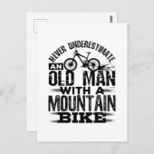 Onderschat nooit een oud Man met Mountain Bike Briefkaart (Voorkant / Achterkant)