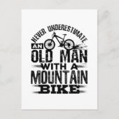 Onderschat nooit een oud Man met Mountain Bike Briefkaart (Voorkant)