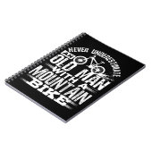 Onderschat nooit een oud Man met Mountain Bike Notitieboek (Linkerzijde)