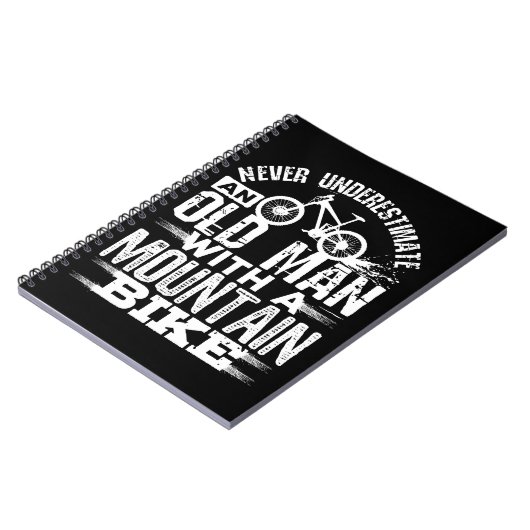 Onderschat nooit een oud Man met Mountain Bike Notitieboek (Linkerzijde)