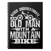 Onderschat nooit een oud Man met Mountain Bike Notitieboek (Voorkant)