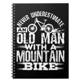 Onderschat nooit een oud Man met Mountain Bike Notitieboek