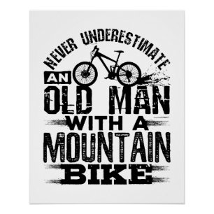 Onderschat nooit een oud Man met Mountain Bike Perfect Poster