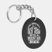 Onderschat nooit een oud Man met Mountain Bike Sleutelhanger (Voorkant Links)