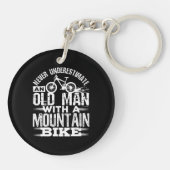 Onderschat nooit een oud Man met Mountain Bike Sleutelhanger (Achterkant)