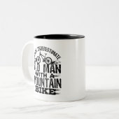 Onderschat nooit een oud Man met Mountain Bike Tweekleurige Koffiemok (Voorkant links)
