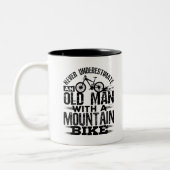 Onderschat nooit een oud Man met Mountain Bike Tweekleurige Koffiemok (Links)