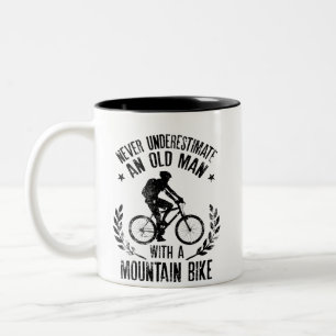 Onderschat nooit een oud Man met mountainbike Tweekleurige Koffiemok