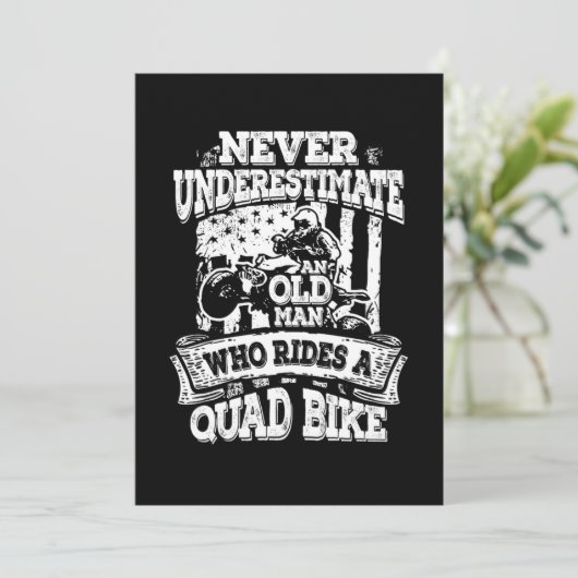 Onderschat nooit een oud Man met Quad Bike Gift Kaart (Staand voorkant)
