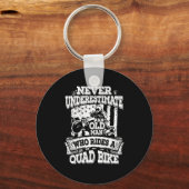 Onderschat nooit een oud Man met Quad Bike Gift Sleutelhanger (Voorkant)