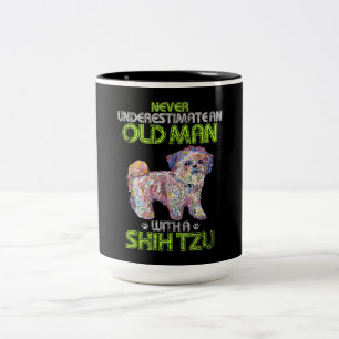 Onderschat nooit een oud Man met Shih Tzu Tweekleurige Koffiemok