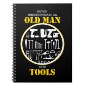Onderschat nooit een oud Man met Tools Handyman Notitieboek (Voorkant)