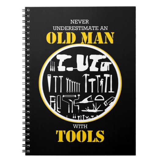 Onderschat nooit een oud Man met Tools Handyman Notitieboek (Voorkant)