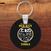 Onderschat nooit een oud Man met Tools Handyman Sleutelhanger (Voorkant)