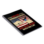 Onderschat nooit een oud Man met zijn kat grappige Notitieboek (Rechterzijde)