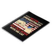 Onderschat nooit een oud Man met zijn kat grappige Notitieboek (Linkerzijde)