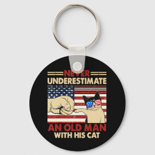 Onderschat nooit een oud Man met zijn kat grappige Sleutelhanger