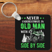 Onderschat nooit een oud Man offroad UTV ATV SID Sleutelhanger (Voorkant)