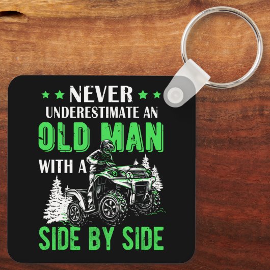 Onderschat nooit een oud Man offroad UTV ATV SID Sleutelhanger (Achterkant)