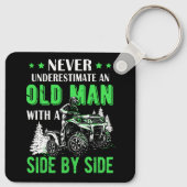 Onderschat nooit een oud Man offroad UTV ATV SID Sleutelhanger (Achterkant)