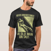 Onderschat nooit een oud Man op de schimnige skier T-shirt (Voorkant)