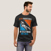 Onderschat nooit een oud Man op de schimnige skier T-shirt (Voorkant volledig)