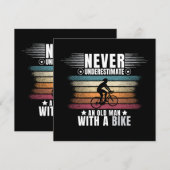 Onderschat nooit een oud Man op een bike (Voorkant / Achterkant)