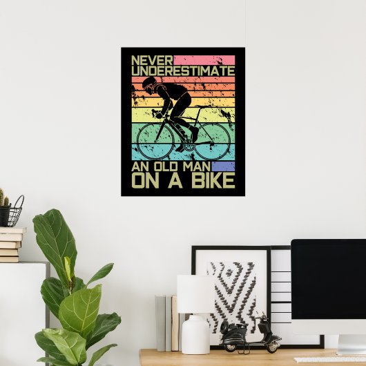 Onderschat nooit een oud Man op een bike - fietser Poster (Thuiskantoor)