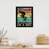 Onderschat nooit een oud Man op een bike - fietser Poster (Keuken)