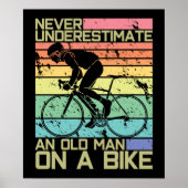 Onderschat nooit een oud Man op een bike - fietser Poster (Voorkant)