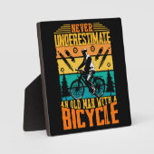 Onderschat nooit een oud Man op een bike Fotoplaat (Voorkant)