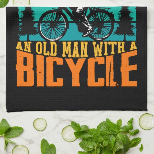 Onderschat nooit een oud Man op een bike Theedoek (Gevouwen)