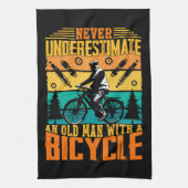 Onderschat nooit een oud Man op een bike Theedoek (Verticaal)