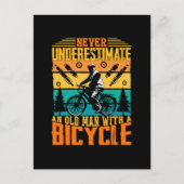 Onderschat nooit een oud Man op een bike Uitnodiging Briefkaart (Voorkant)