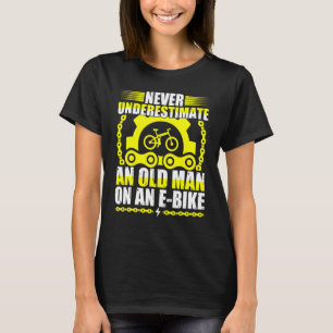 Onderschat nooit een oud Man op een e-bike T-shirt