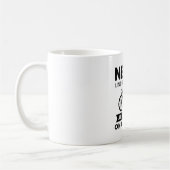 Onderschat nooit een oud man op een fiets koffiemok (Links)