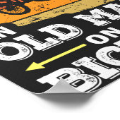 Onderschat nooit een oud Man op een fiets Poster (Hoek)