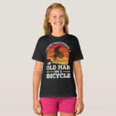 Onderschat nooit een oud Man op een fiets T-shirt (Voorkant volledig)